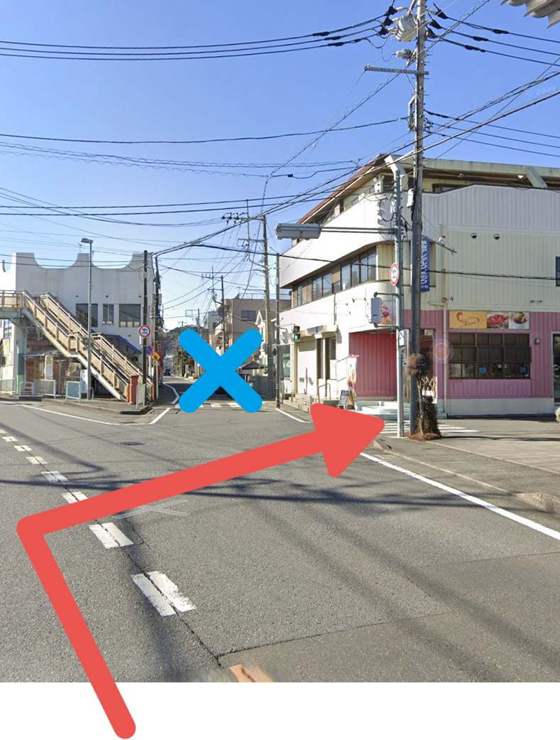 橋本側から津久井街道で着た場合、歩道橋前の「城山交番前」信号にて右折してください。