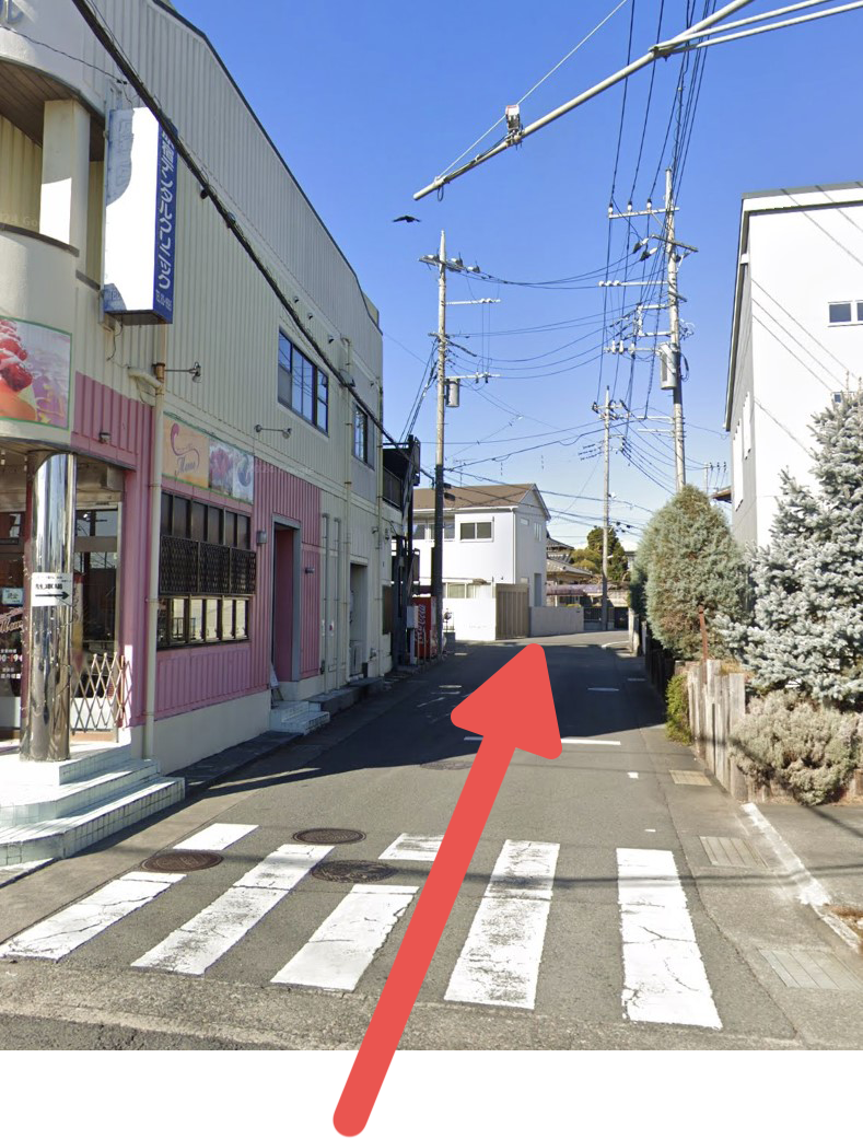 「町のケーキ屋さん meme」のピンクの建物の右を進みます。